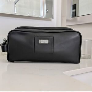 🆕Kenneth Cole Close Shave Travel bag